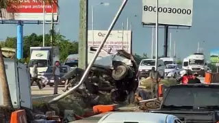El conductor se encontraba atrapado al término de esta edición, se desconoce su estado de salud