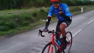 Busca romper el récord de hacer aproximadamente mil 450 kilómetros en menos de 60 horas