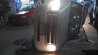 Tras el choque el carro quedó volcado sobre la carretera y dejó daño de miles pesos