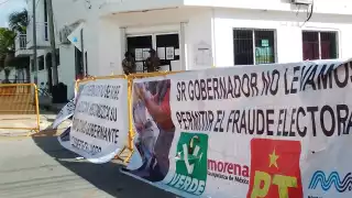 Tres mensajes fueron colocados por defensores de MORENA