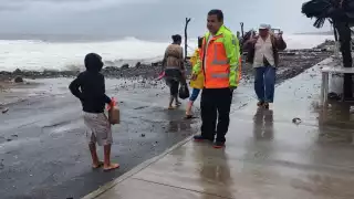 El viento ocasionó que la marea suba e inundara caminos y algunas casas del lugar