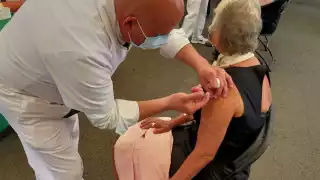 Olga Sánchez Cordero recibe segunda dosis de la vacuna contra el COVID-19