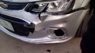 Automovilista atropella a dos personas que iban a bordo de una moto