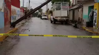 Postes de energía eléctrica y árboles caídos fue lo que dejó Zeta tras su paso. Foto: Raquel Margarita Huerta