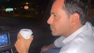 Tomando su café, el Gobernador del estado pide ayuda para saber dónde cenará, recibiendo gran respuesta de los yucatecos