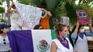 Las mujeres llevaron pancartas y flores blancas durante su manifestación. Foto: Cecilia Abreu