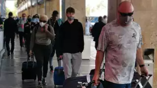 El Aeropuerto Internacional de Cancún hoy luce lleno de turistas que llegan o regresan a sus hogares para Navidad
