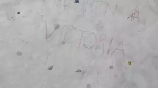 "Aquí murió Victoria", es lo que se lee junto a una pequeña ofrenda floral