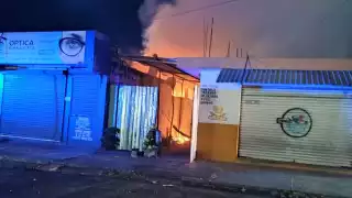 El personal de Bomberos combatió el siniestro; sin embargo, quedo reducida en cenizas la palapa