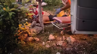 Elementos de la Cruz Roja atendieron al hombre que presentaba varias heridas en el cuerpo