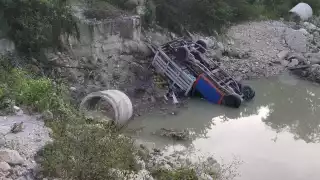 La camioneta transportaba piñas, no se reportan lesionados