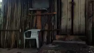 La vivienda hecha de palos y paja fue atacada por delincuentes, y el abuelito tuvo que disparar su escopeta para ahuyentarlos