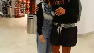 Julio Ramírez llegó al aeropuerto de Mérida donde atendió a fans