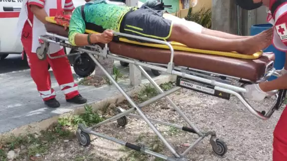 Paramédicos curaron la herida para poder trasladar al marinero hacia el hospital de Isla Mujeres