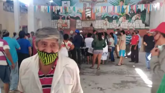 El comisario informó sobre la venta del terreno en una junta, lo que es ilegal, aseguran.