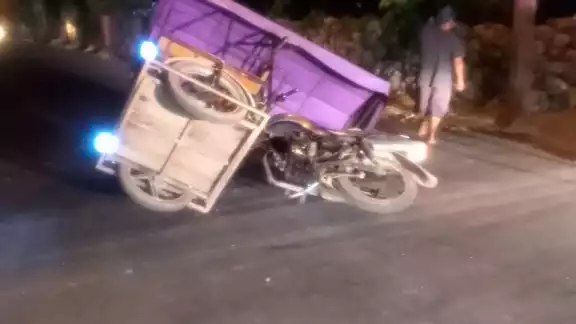 El mototaxi resultó con daños leves y el conductor ileso El mototaxi resultó con daños leves y el conductor ileso