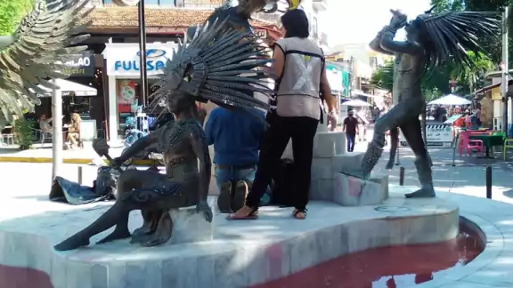 La fuente comenzó a ser limpiada de las pintas de ayer.