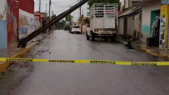 Postes de energía eléctrica y árboles caídos fue lo que dejó Zeta tras su paso. Foto: Raquel Margarita Huerta Postes de energía eléctrica y árboles caídos fue lo que dejó Zeta tras su paso. Foto: Raquel Margarita Huerta
