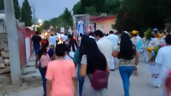 Feligreses pasean a nuestra señora de la Asunción en Peto Feligreses pasean a nuestra señora de la Asunción en Peto
