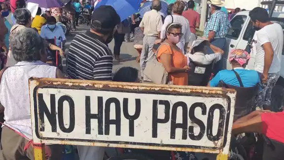 Abuelitos esperan por más de una hora recibir su segunda dosis de la vacuna contra el COVID-19 en Othón P. Blanco Abuelitos esperan por más de una hora recibir su segunda dosis de la vacuna contra el COVID-19 en Othón P. Blanco