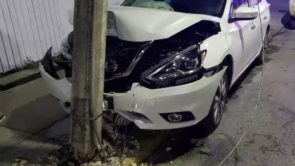 El coche se impactó de frente con el poste