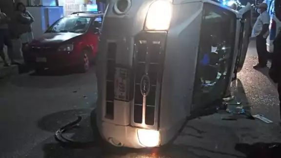Tras el choque el carro quedó volcado sobre la carretera y dejó daño de miles pesos Tras el choque el carro quedó volcado sobre la carretera y dejó daño de miles pesos