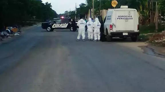 Personal del Servicio Médico Forense en Playa del Carmen arribó al lugar para el levantamiento del cadáver Personal del Servicio Médico Forense en Playa del Carmen arribó al lugar para el levantamiento del cadáver
