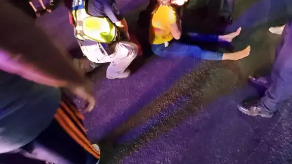 La mujer fue atendida por paramédicos La mujer fue atendida por paramédicos