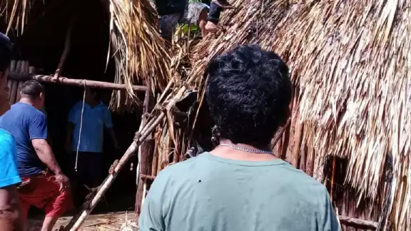 Vecinos de la comunidad Señor apagaron el fuego con cubetas con agua Vecinos de la comunidad Señor apagaron el fuego con cubetas con agua