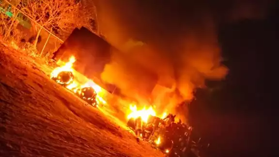 Al llegar el Cuerpo de Bomberos ya se encontraban prácticamente calcinadas las unidades Al llegar el Cuerpo de Bomberos ya se encontraban prácticamente calcinadas las unidades