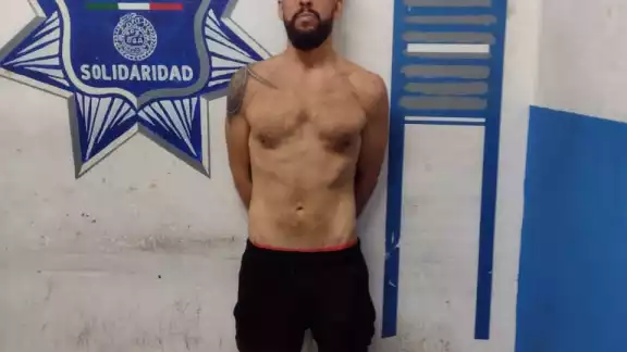 El hombre agredió y lesionó uno de los dos policías de tal modo que tuvieron que someterlo contra el suelo El hombre agredió y lesionó uno de los dos policías de tal modo que tuvieron que someterlo contra el suelo