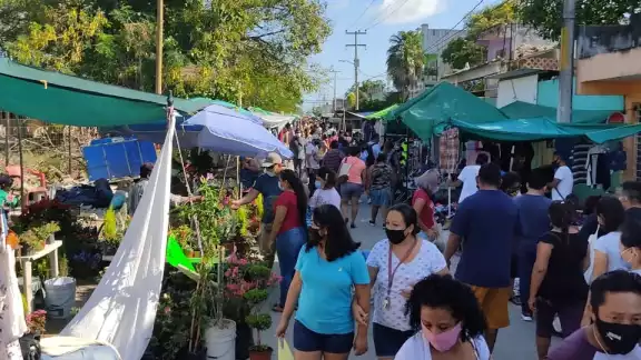 Por la temporada, es común que cancunenses asistan a los tianguis a vender o adquirir productos Por la temporada, es común que cancunenses asistan a los tianguis a vender o adquirir productos