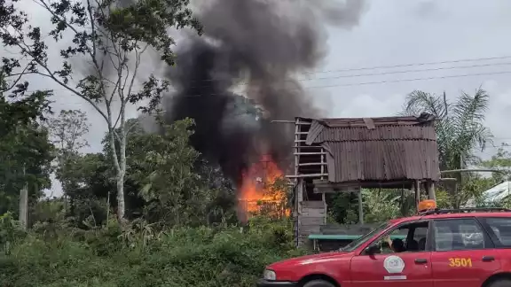 Con las pocas herramientas con las que cuentan los bomberos, acuden a sofocar incendios al sur de Kantunilín
