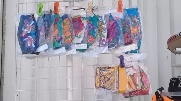 Un pequeño comerciante que se encuentra cerca del lugar aseguró que tiene a la venta sombreros Un pequeño comerciante que se encuentra cerca del lugar aseguró que tiene a la venta sombreros