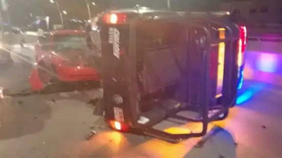 La patrulla quedó de costado y los dos tripulantes del vehículo responsable quedaron malheridos, pero rechazaron la ayuda hospitalaria
