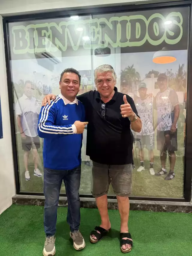 La leyenda americanista Héctor Miguel Zelada alegró con su visita.