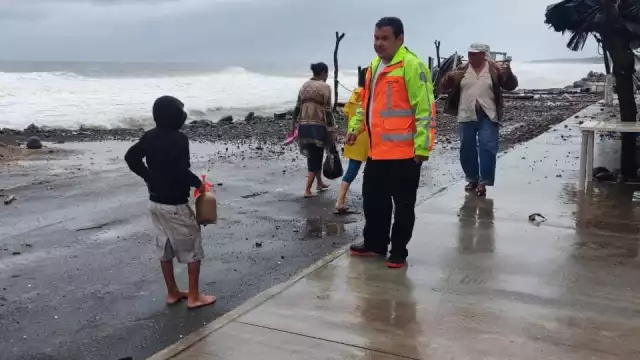 El viento ocasionó que la marea suba e inundara caminos y algunas casas del lugar