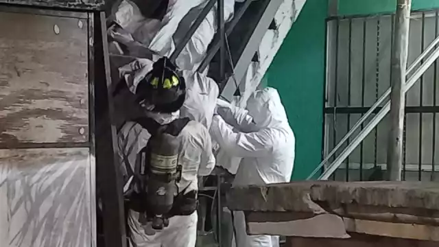 Personal del Semefo en Playa del Carmen bajaron el cadáver del segundo piso de la vivienda en Palmas I