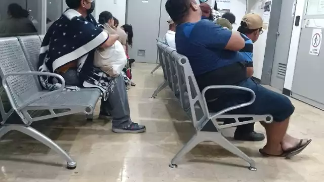 Acusaron que varias personas presentaban síntomas de dengue; la asistente les dijo que tenían que esperar a que un doctor se desocupara
