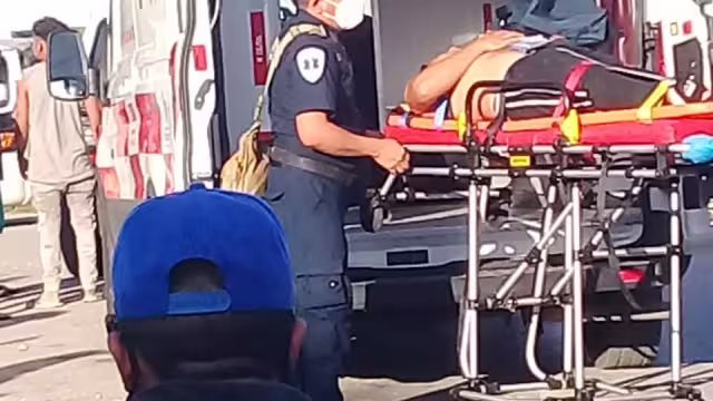 Tras labores de rescate, elementos del Cuerpo de Bomberos lograron sacar al conductor que se encontraba prensado por el choque