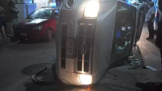 Tras el choque el carro quedó volcado sobre la carretera y dejó daño de miles pesos