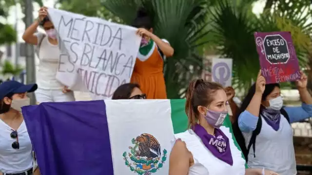 Las mujeres llevaron pancartas y flores blancas durante su manifestación. Foto: Cecilia Abreu