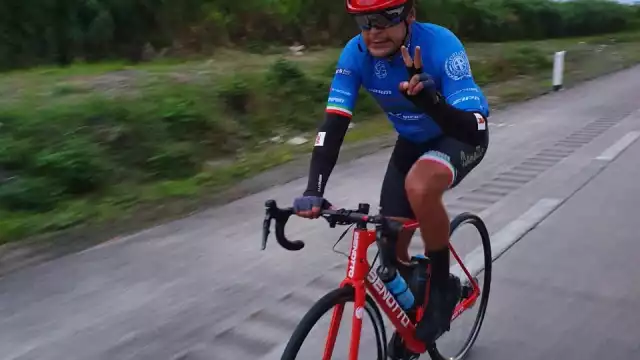 Busca romper el récord de hacer aproximadamente mil 450 kilómetros en menos de 60 horas