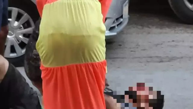 Se trata de un hombre que quedó lesionado gravemente, y tirado sobre la vía pública, en medio de un charco de sangre