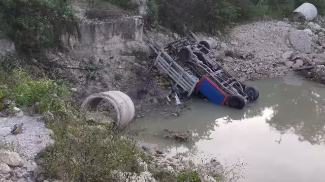 La camioneta transportaba piñas, no se reportan lesionados
