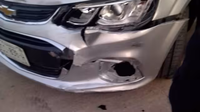 Automovilista atropella a dos personas que iban a bordo de una moto