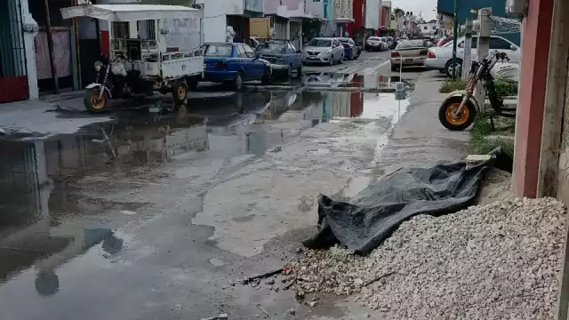 Vecinos aseguran que el olor de aguas residuales inunda el fraccionamiento