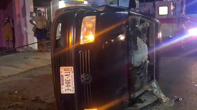 El auto terminó volcado sobre su costado izquierdo