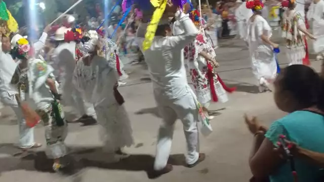 Jaraneros bailan en 41 aniversario de radiodifusora