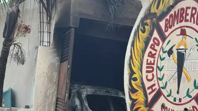 El Heroico Cuerpo de Bomberos sofocó el fuego.